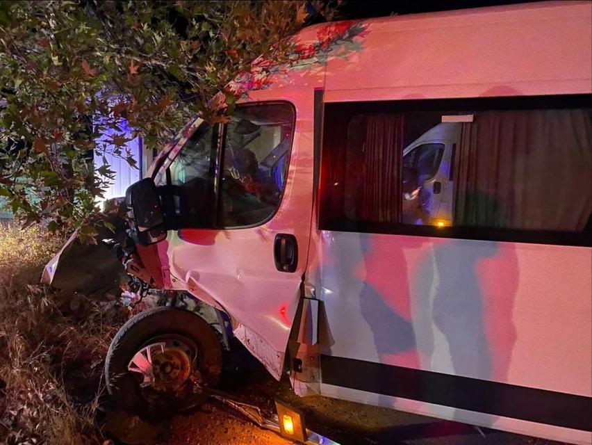 Minibüs ile otomobil kafa kafaya çarpıştı; 9 yaralı