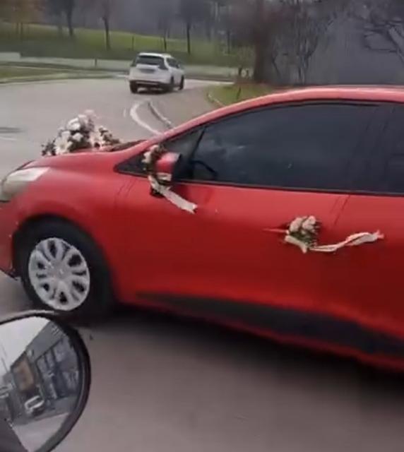 BOŞANMAYI DÜĞÜN GİBİ KUTLADI: BURSA'DA İLGİNÇ OTOMOBİL SÜSLEMESİ GÜLDÜRDÜ