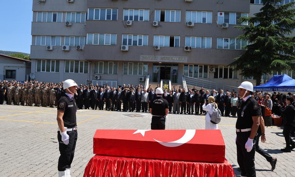 ŞEHİT POLİSE EŞİNDEN YÜREKLERİ DAĞLAYAN VEDA