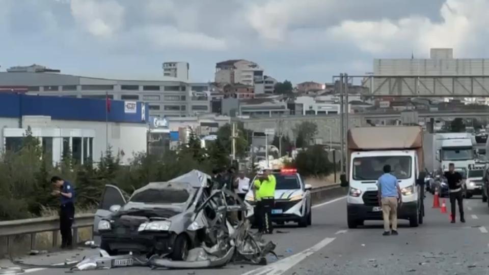 TEM'DE OTOBÜS İLE OTOMOBİL ÇARPIŞTI: 3 YARALI