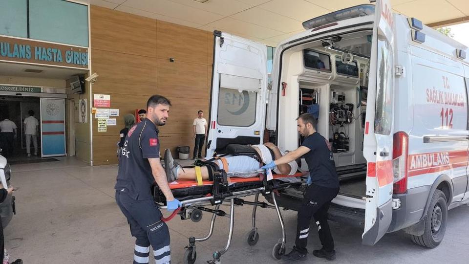Lastiği patlayan araç şarampole yuvarlandı