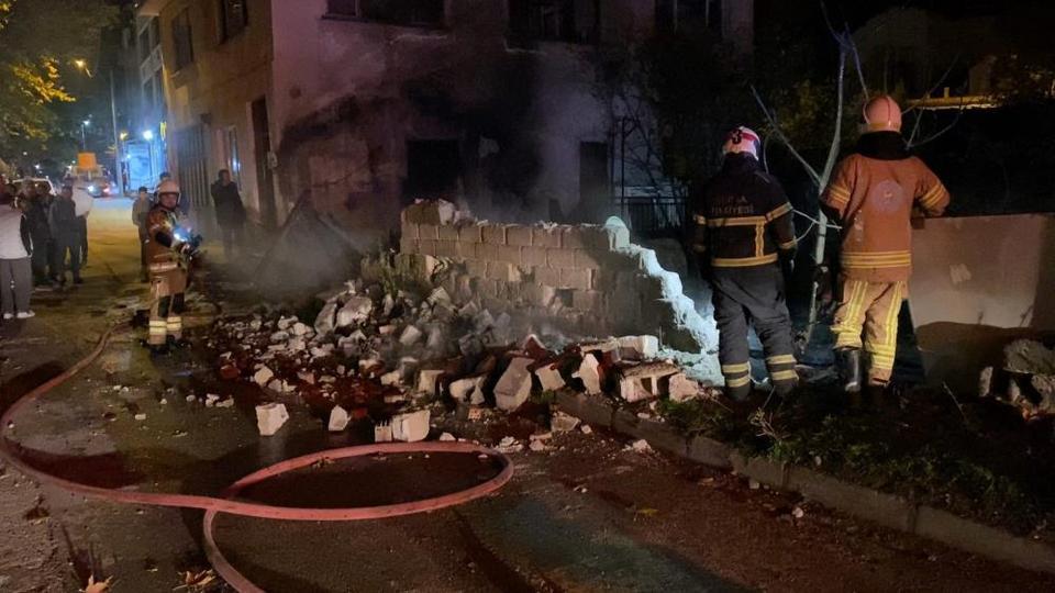 Tek katlı ev alev alev yandı