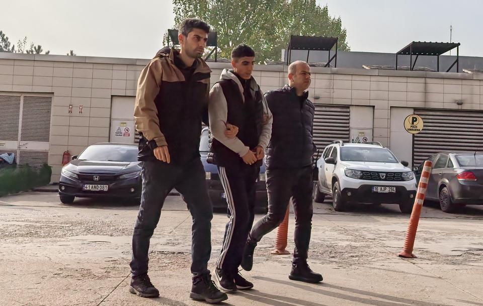 OTOMOBİLİ DÜZ KONTAK YAPIP ÇALAN HIRSIZ TUTUKLANDI