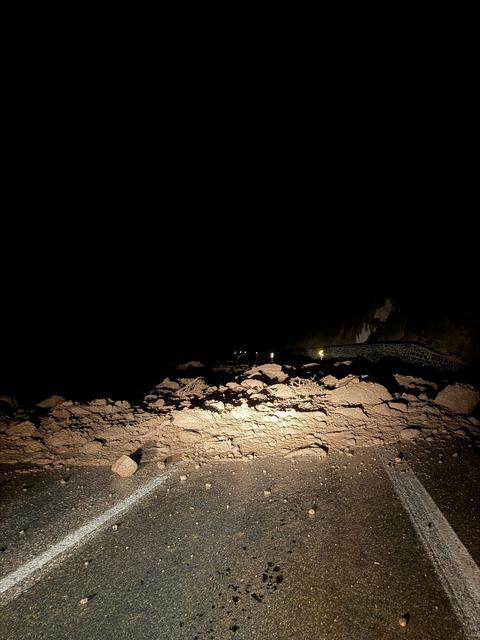 Yol heyelan nedeniyle ulaşıma kapandı