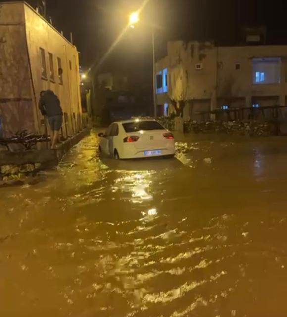 Göle dönen yollarda araçlar mahsur kaldı