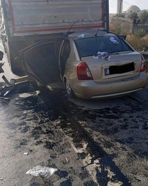 HATAY'DA OTOMOBİL TIRIN ALTINA GİRDİ: 2 KİŞİ YARALANDI