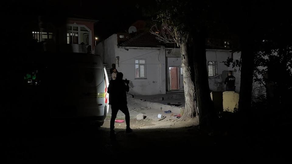Evinde bıçaklı saldırıya uğradı
