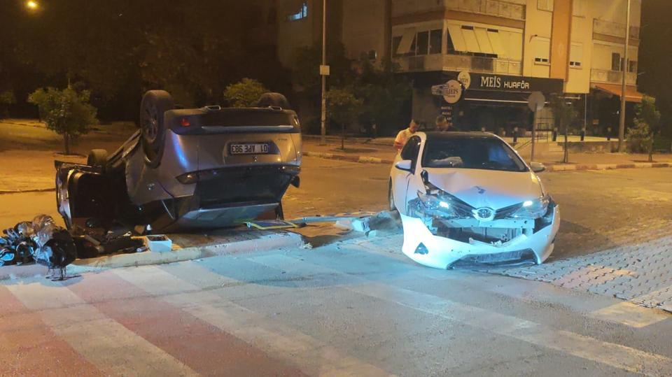 Çarpışmanın etkisiyle ters dönen otomobilden sağ çıktılar