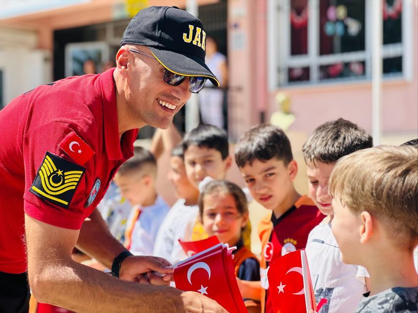 JANDARMA SÜRPRİZLE GELDİ, ÇOCUKLAR SEVİNDİ