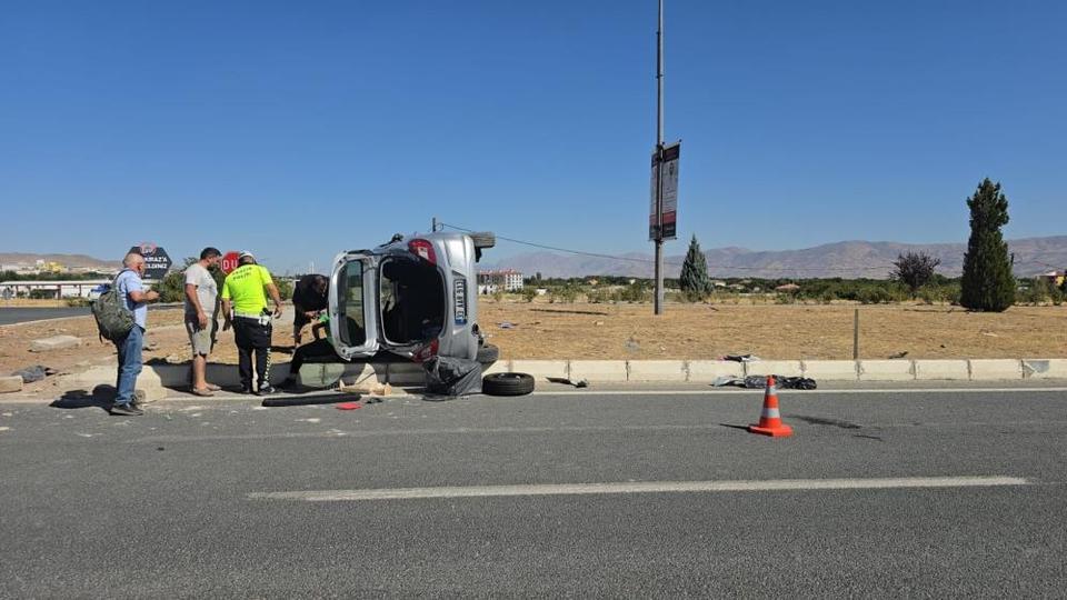 Motosikletle otomobil çarpıştı: 1'i ağır 2 yaralı