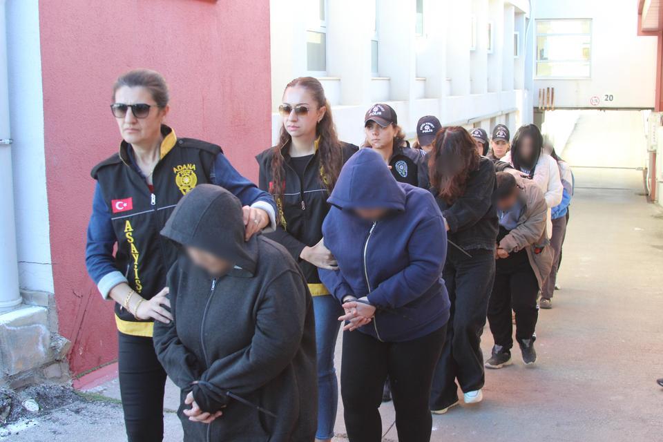 17 SİGORTA ŞİRKETİNİ 76 KURGULANMIŞ KAZAYLA DOLANDIRDILAR: 79 ŞÜPHELİ ADLİYEYE SEVK EDİLDİ