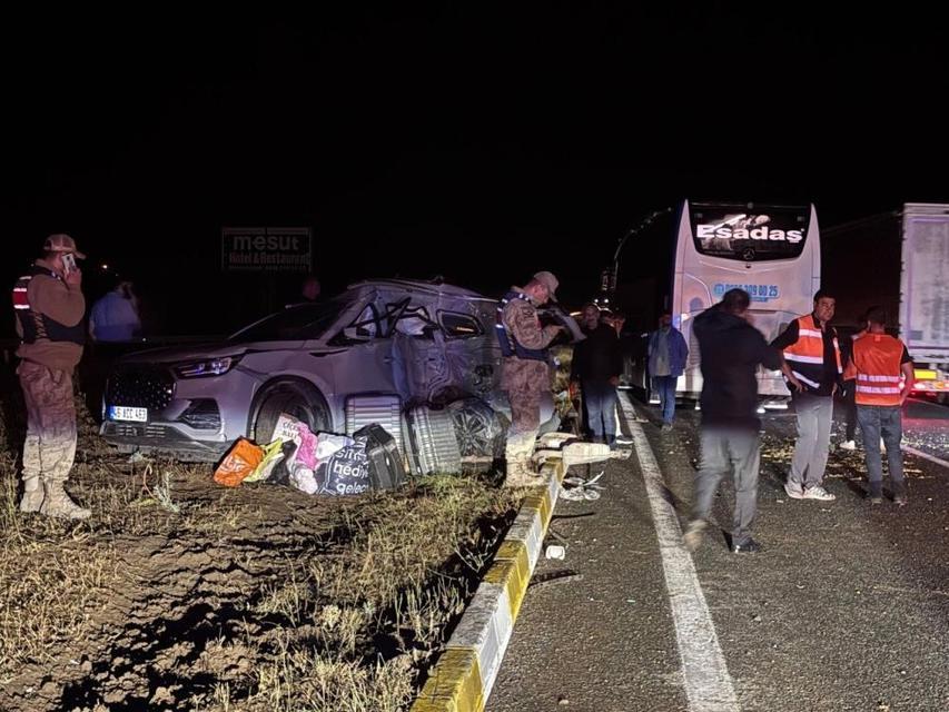 Yolcu otobüsü ile SUV tipi araç çarpıştı: 1'i ağır 7 yaralı