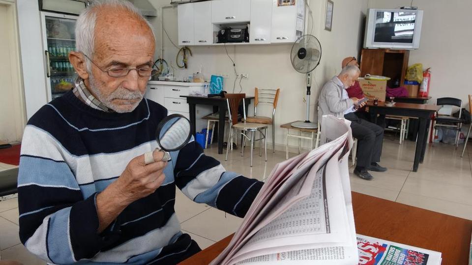 18 yıldır büyüteçle gazete okuyor