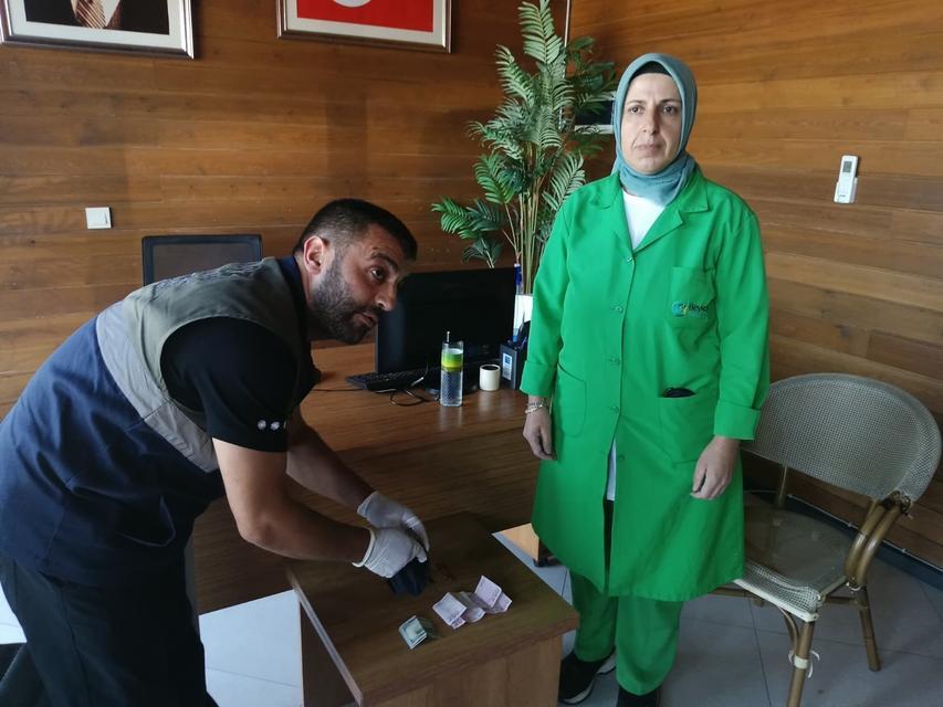 Plajda bulduğu altın dolu keseyi sahibine teslim etti