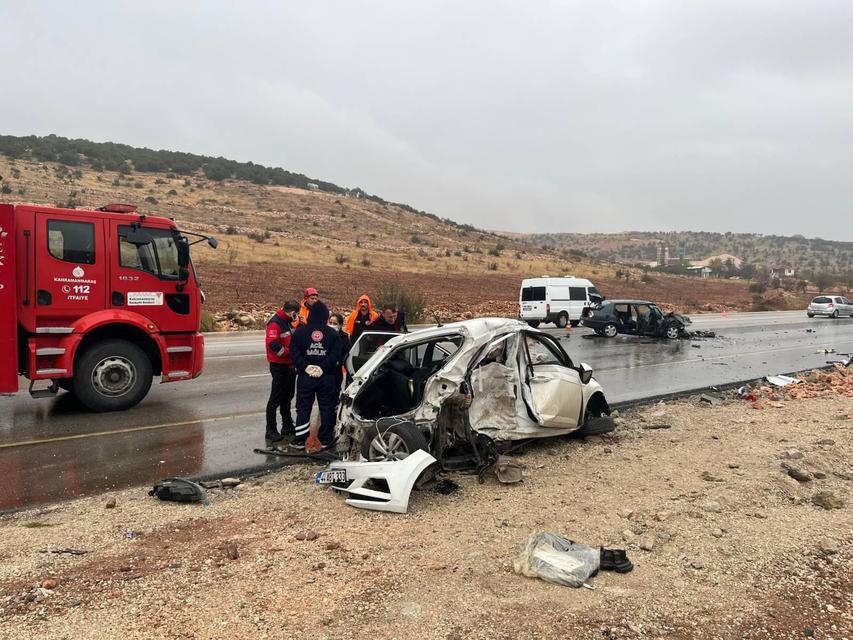 Otomobillerin hurdaya döndüğü kazada doktor öldü