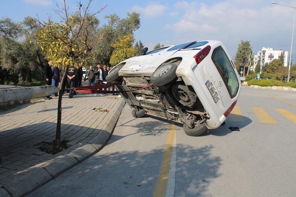 OTOMOBİLLE ÇARPIŞAN TİCARİ ARAÇ YAN YATTI: 1 YARALI