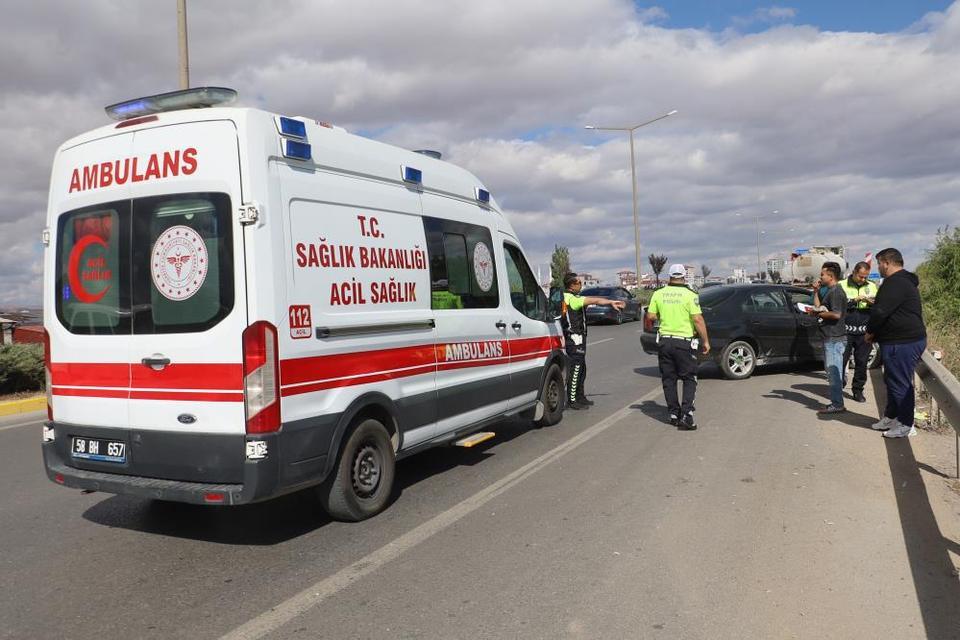 Bariyerlerle tırın arasında sıkışan otomobil metrelerce sürüklendi
