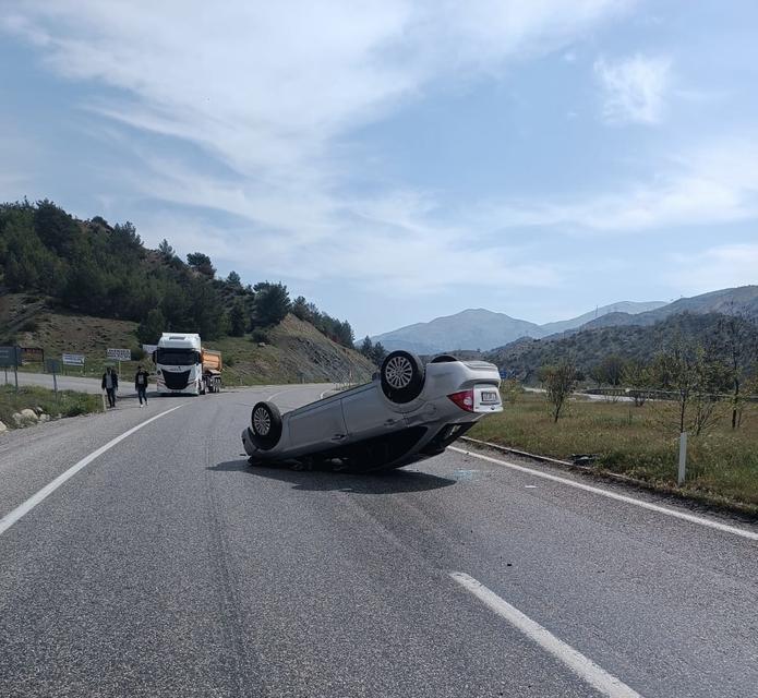 GÖLBAŞI'NDA OTOMOBİL TAKLA ATTI: 1 YARALI