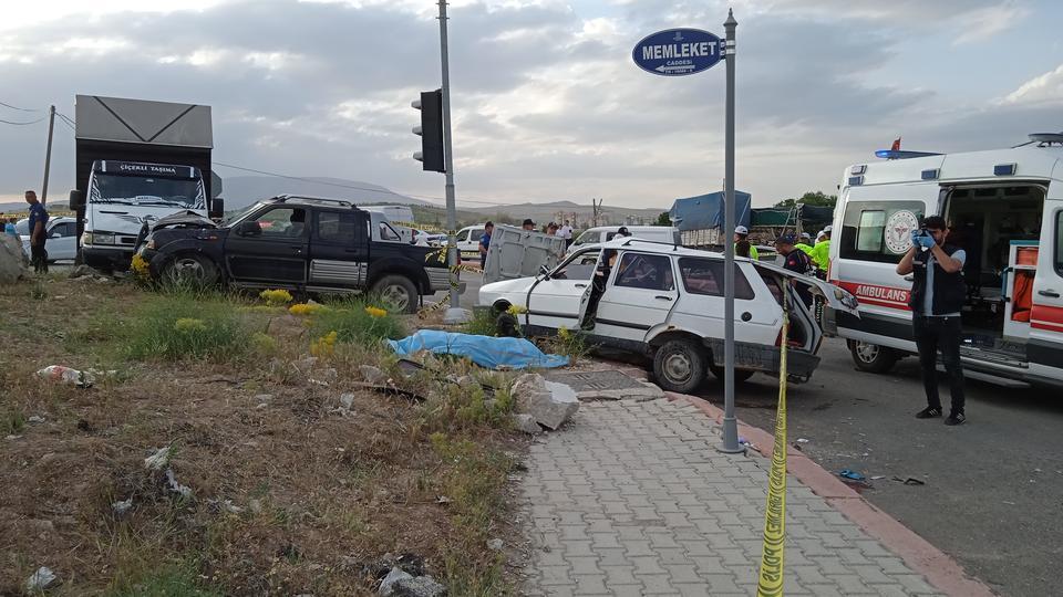 Otomobil ile kamyonet çarpıştı, yaşlı çift hayatını kaybetti