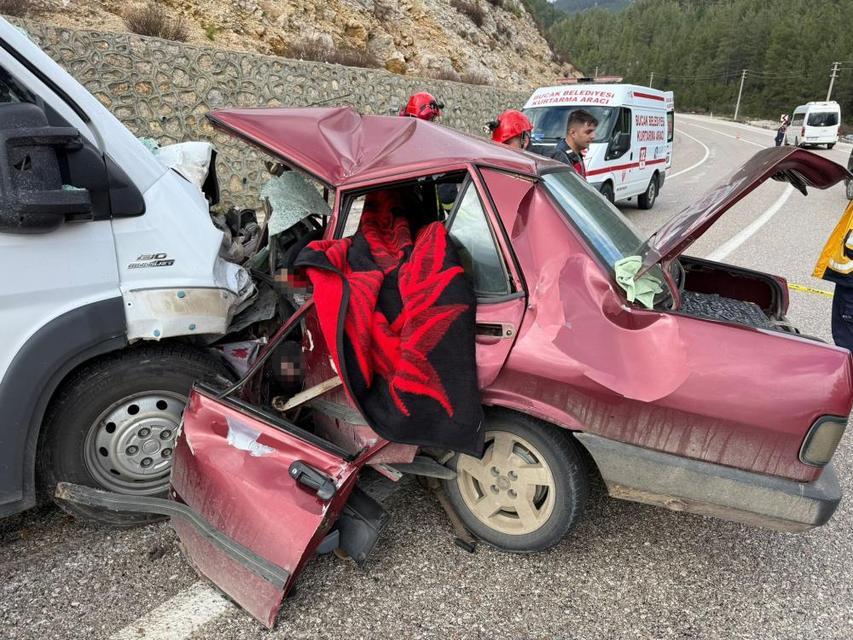 Minibüs ile otomobil kafa kafaya çarpıştı: 2 ölü, 4 yaralı