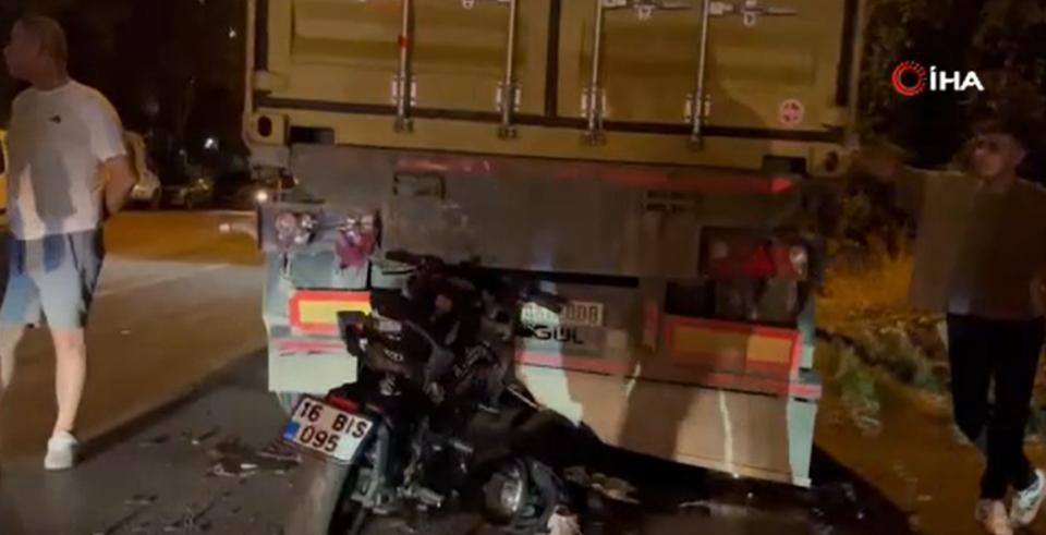 Motosiklet tıra ok gibi saplandı: 1 ölü, 1 ağır yaralı
