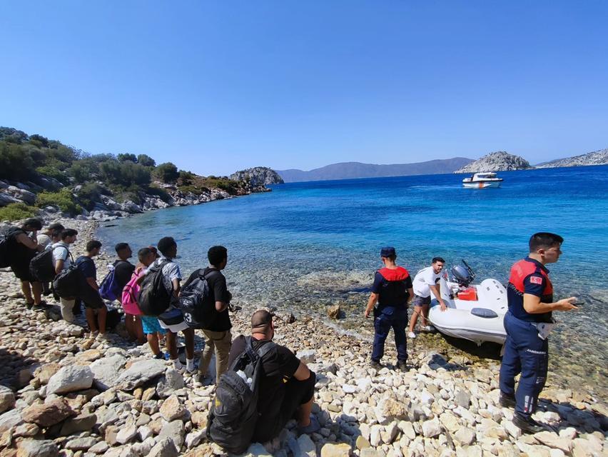 BOZBURUN GİRNEYİT KOYUNDA 13 DÜZENSİZ GÖÇMEN VE 2 GÖÇMEN KAÇAKÇISI YAKALANDI