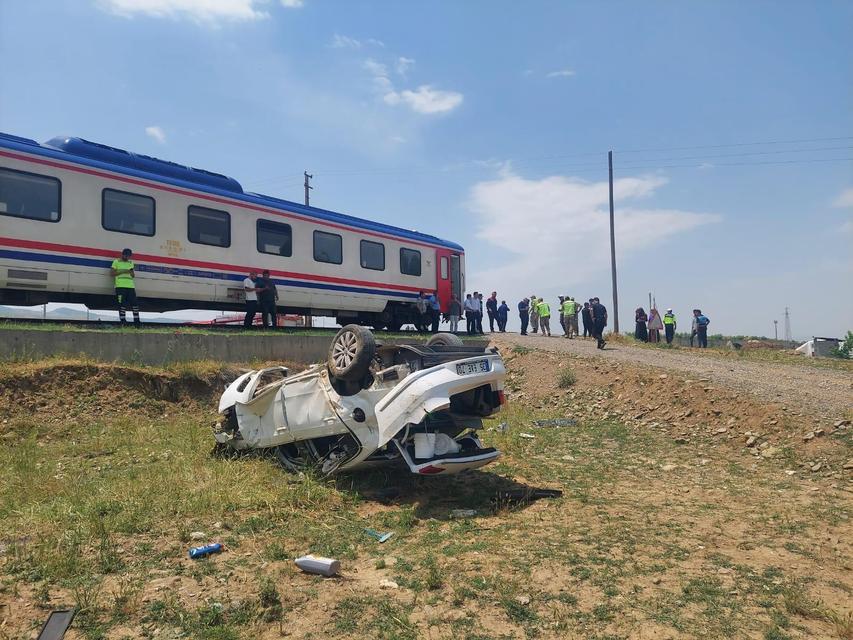 Tren otomobile çarptı: 1 yaralı