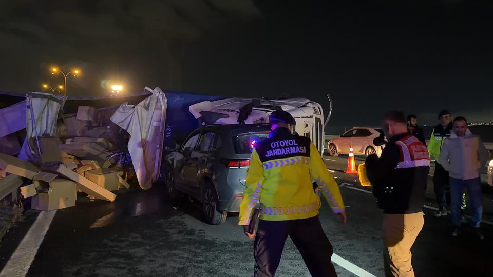 Kullandığı tırın altında kalan sürücü hayatını kaybetti, 2 yaralı