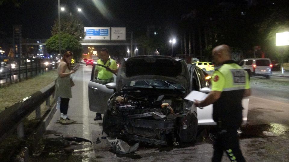 Kadın sürücü aracın hurdaya döndüğü kazayı burnu bile kanamadan atlattı