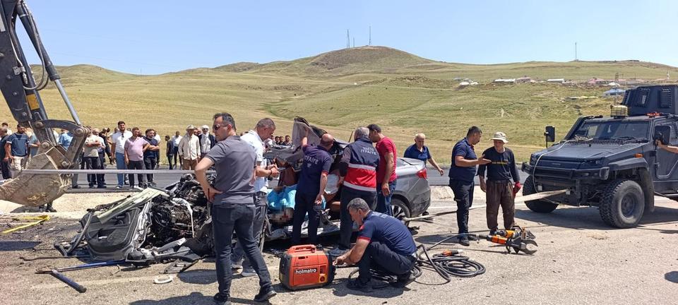 MUŞ'TA KAMYONLA OTOMOBİL ÇARPIŞTI: 2 ÖLÜ, 1 YARALI