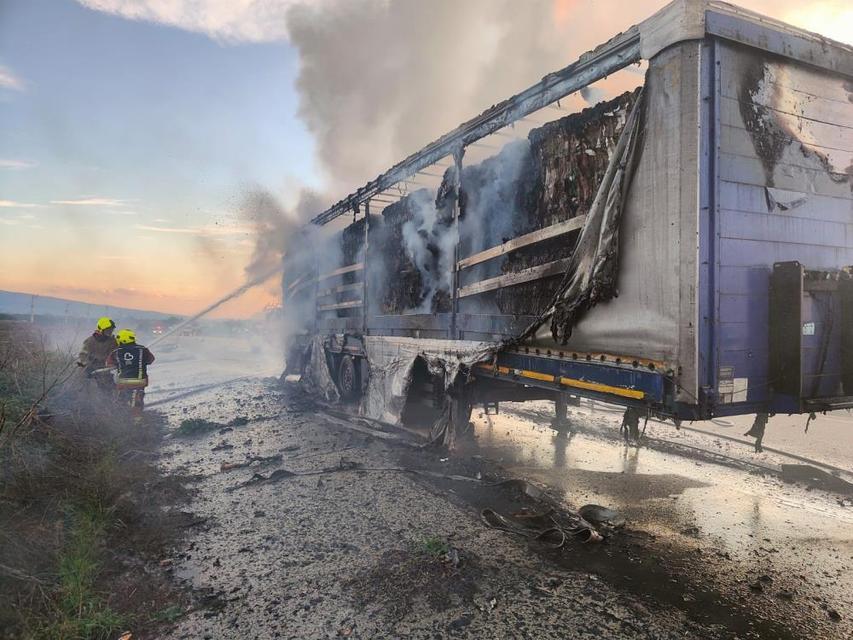 Karayolunda tır dorsesi alev aldı