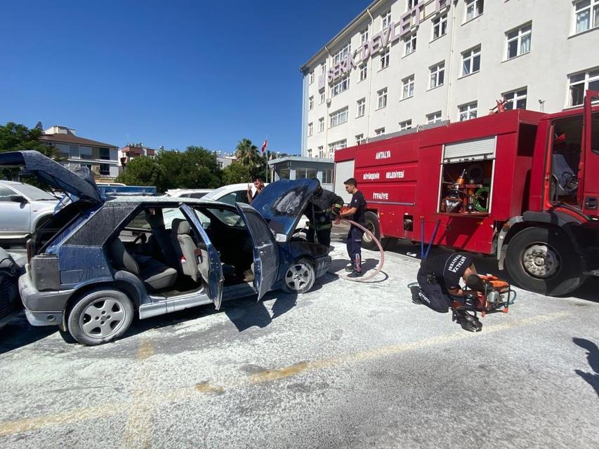 Park halindeki otomobil yanarak kullanılamaz hale geldi