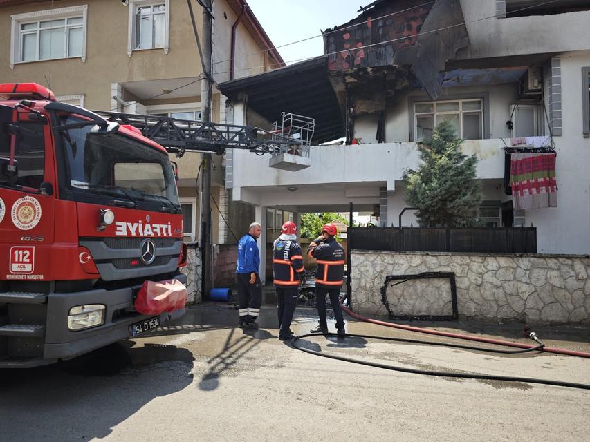 Alevlere teslim olan ev itfaiye ekiplerince söndürüldü