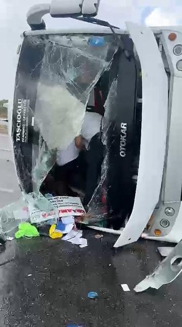 Bu kez midibüs devrildi, yaralılar var