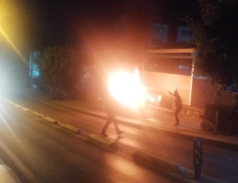 Aydın'da park halindeki otomobil alevlere teslim oldu