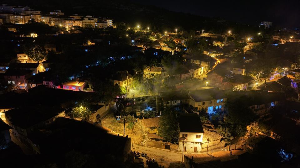 Alevlere teslim olan ev küle döndü