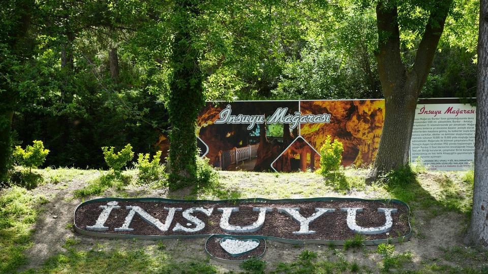 TÜRKİYE'NİN İLK TURİSTİK MAĞARASI İNSUYU, KURUYAN SULARIYLA FOSİL HALİNE GELDİ "İNSAN KAYNAKLI AŞIRI SU KULLANIMI NEDENİYLE SULARINI KAYBEDEREK "FOSİL MAĞARA" STATÜSÜNE DÜŞTÜ MAKÜ FEN EDEBİYAT FAKÜLTESİ FİZİKİ COĞRAFYA ANABİLİM DALI ÖĞRETİM ÜYESİ DOÇ. DR. KADİR TUNCER: "İNSUYU MAĞARASI SON 20 YILDA FOSİL MAĞARA HALİNE GELDİ. BU DA BÖLGEDEKİ SUYUN HIZLI ÇEKİLDİĞİNİ GÖSTERİYOR" "SANİYEDE 50 LİTRE SU AKIYORDU, ŞİMDİ KURUDU"