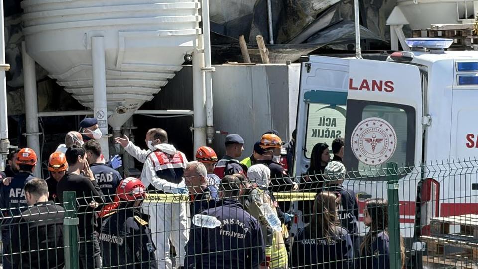 Boya fabrikasında çıkan yangında 1 işçi hayatını kaybetti