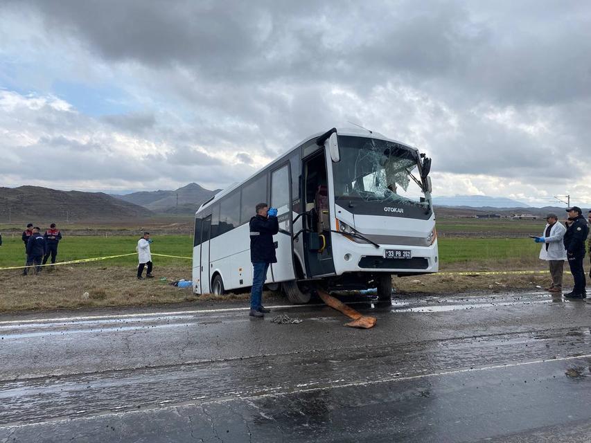 CEZAEVİ NAKİL ARACI DEVRİLDİ: 1'İ AĞIR 11 YARALI
