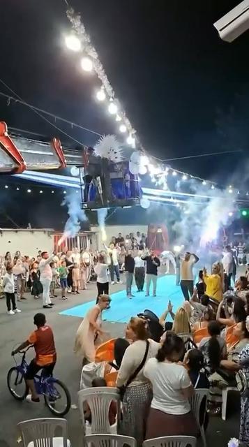 Gelin ile damat sahneye vinçle indi