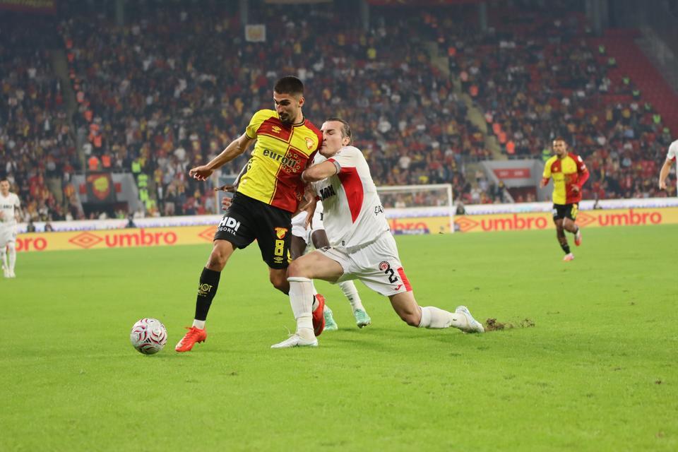 Göztepe: 2 - Çorum FK: 0 (İlk yarı)