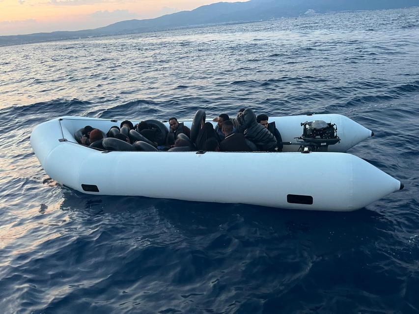 Kuşadası’nda sürüklenen bottaki 14 kişi son anda kurtarıldı