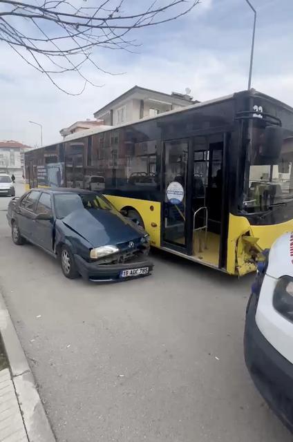 OTOMOBİL İLE YOLCU OTOBÜSÜ ÇARPIŞTI: 2 YARALI