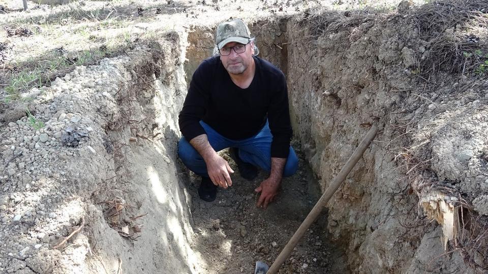 DOKUZ KEZ ÖLÜMDEN DÖNDÜ, MEZARINI KAZMAYA BAŞLADI "DOKUZ CANIMI TÜKETTİM" DİYEREK KENDİ MEZARINI KAZIYOR