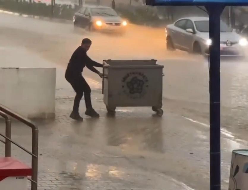 Köprü altları göle döndü, araçlar suya gömüldü