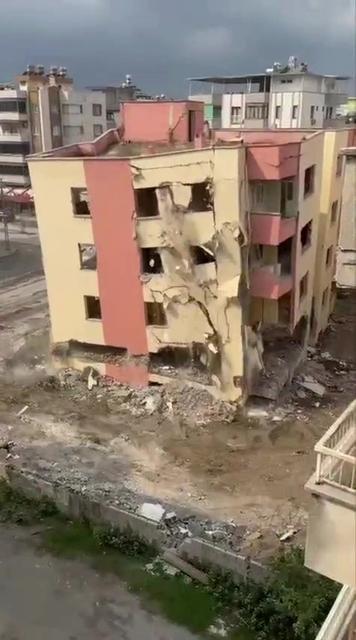 İş makinesinin dokunuşuyla 4 katlı bina yerle bir oldu