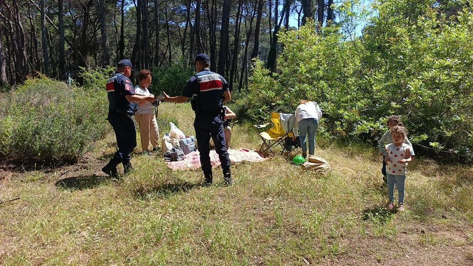 ANTALYA'DA ORMANLARA GİRİŞLER YASAKLANDI, JANDARMA VATANDAŞLARI TEK TEK UYARDI ORMAN İÇİNDE DEVRİYE GEZEN JANDARMA EKİPLERİ, VATANDAŞLARI ANONSLARLA VE BİREBİR UYARDILAR
