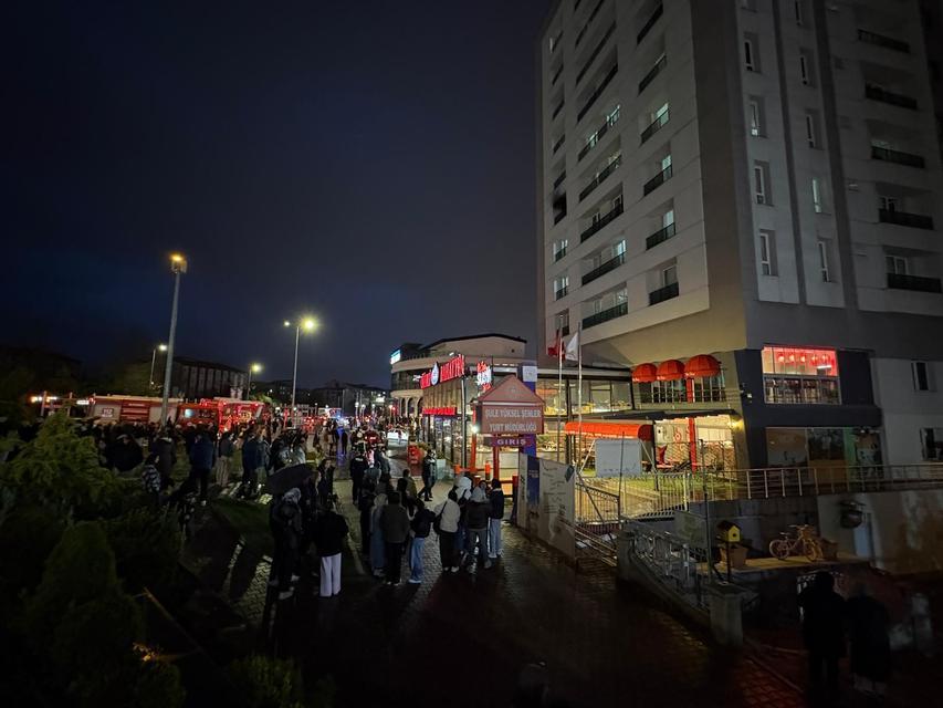 Yangın paniği: Öğrenciler sokağa döküldü