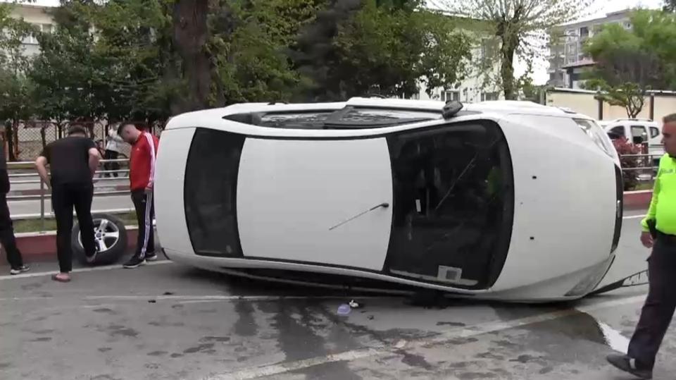 Otomobil refüje çarptı: 3 yaralı