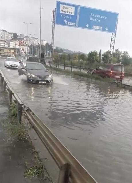 ANİDEN BASTIRAN YAĞIŞIN ARDINDAN SU BASKINI SÜRÜCÜLERE ZOR ANLAR YAŞATTI